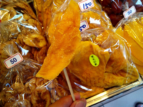 美勝珍蜜餞行：【臺南Ω中西區】美勝珍蜜餞。琳瑯滿目的古早味零嘴讓人看得眼花撩亂