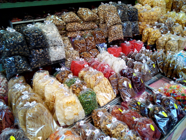 美勝珍蜜餞行：【臺南Ω中西區】美勝珍蜜餞。琳瑯滿目的古早味零嘴讓人看得眼花撩亂