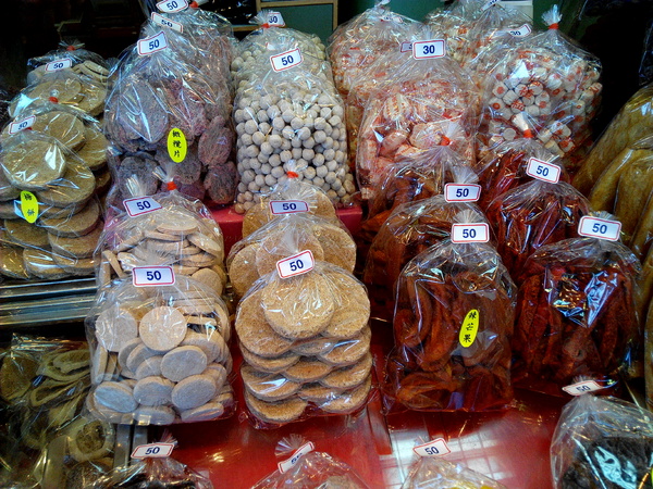 美勝珍蜜餞行：【臺南Ω中西區】美勝珍蜜餞。琳瑯滿目的古早味零嘴讓人看得眼花撩亂