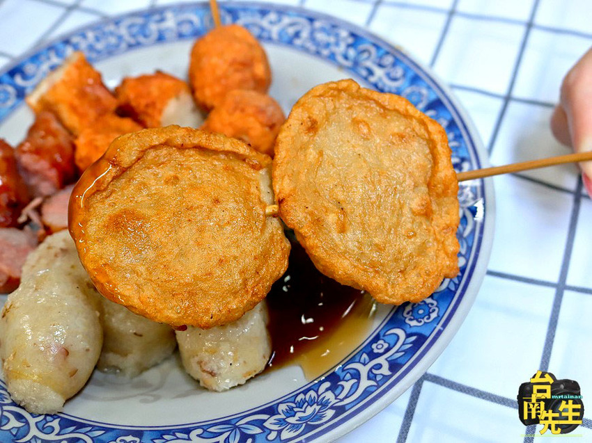 台南炭烤黑輪攤／從路邊三輪車賣到開店面／飄香40多年老店／在地人從小吃到大／100元吃飽吃滿CP值高／台南人下午茶就愛這一味／台南體育場附近美食