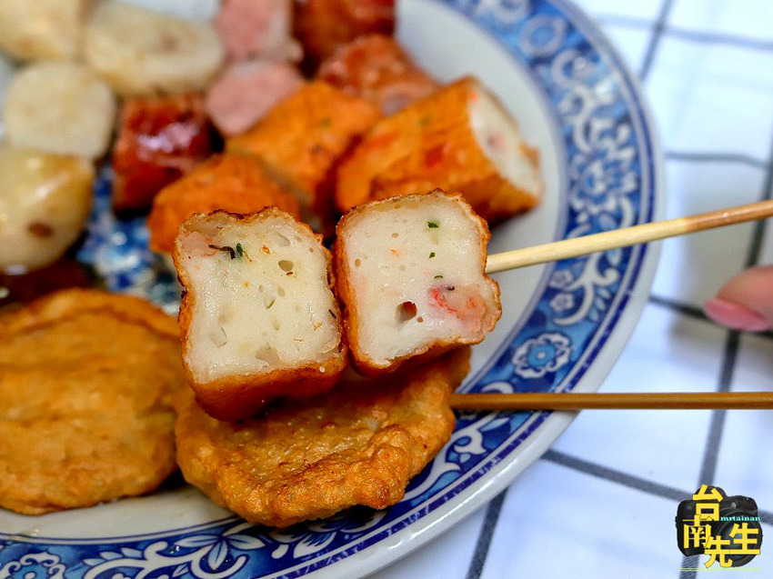 台南炭烤黑輪攤／從路邊三輪車賣到開店面／飄香40多年老店／在地人從小吃到大／100元吃飽吃滿CP值高／台南人下午茶就愛這一味／台南體育場附近美食