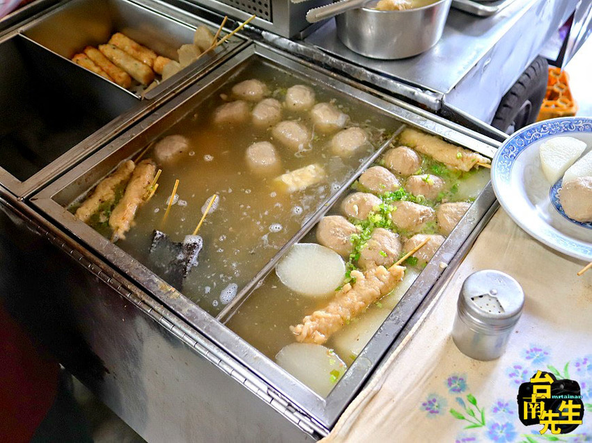 台南炭烤黑輪攤／從路邊三輪車賣到開店面／飄香40多年老店／在地人從小吃到大／100元吃飽吃滿CP值高／台南人下午茶就愛這一味／台南體育場附近美食