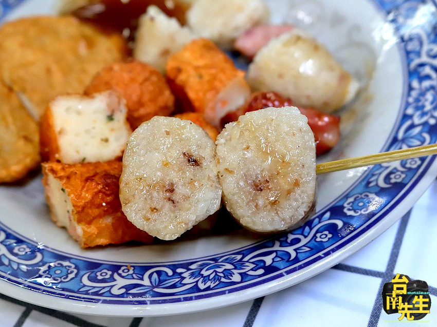 台南炭烤黑輪攤／從路邊三輪車賣到開店面／飄香40多年老店／在地人從小吃到大／100元吃飽吃滿CP值高／台南人下午茶就愛這一味／台南體育場附近美食