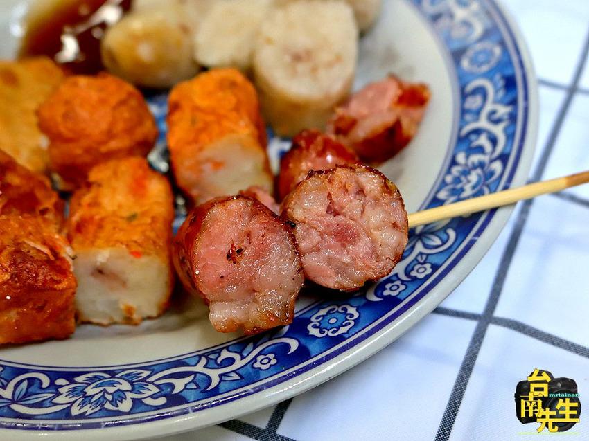 台南炭烤黑輪攤／從路邊三輪車賣到開店面／飄香40多年老店／在地人從小吃到大／100元吃飽吃滿CP值高／台南人下午茶就愛這一味／台南體育場附近美食