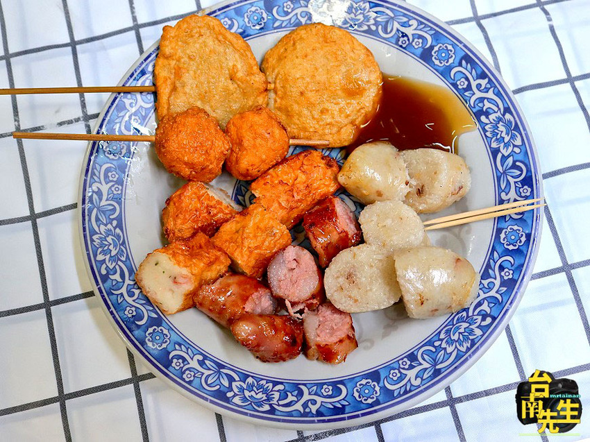 台南炭烤黑輪攤／從路邊三輪車賣到開店面／飄香40多年老店／在地人從小吃到大／100元吃飽吃滿CP值高／台南人下午茶就愛這一味／台南體育場附近美食