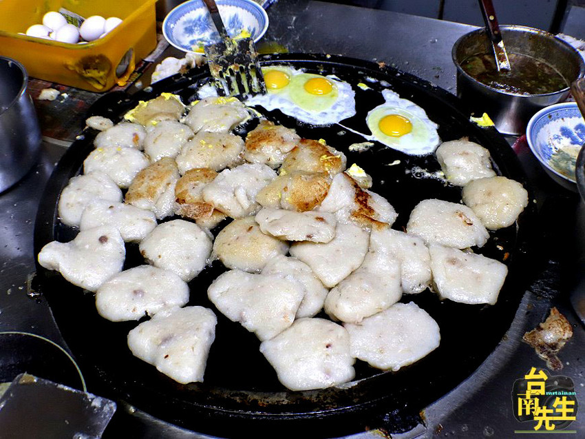 台南肉粿／無招牌無店名／只賣一樣飄香50多年／限量供應3小時不到就完售／經常一開店就排隊／在地老饕的私房早餐