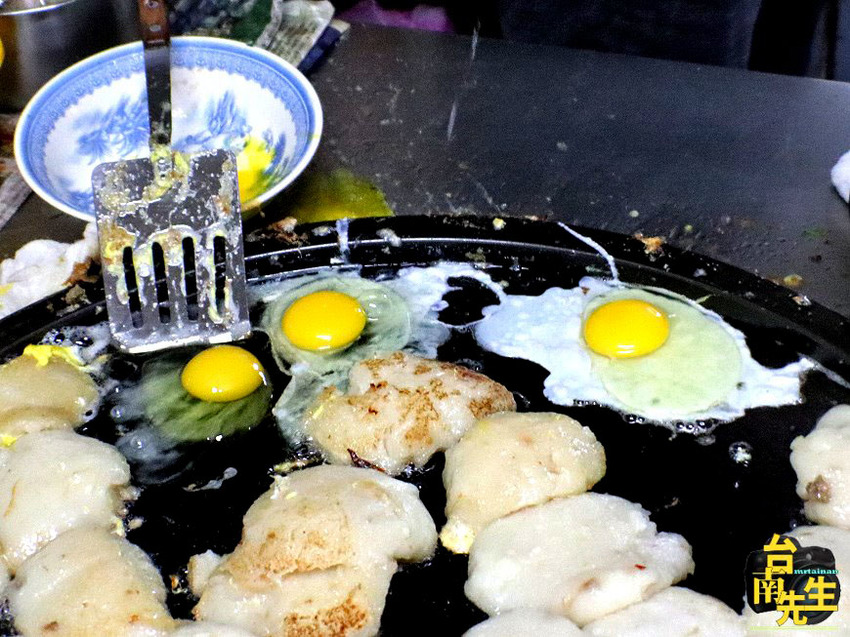 台南肉粿／無招牌無店名／只賣一樣飄香50多年／限量供應3小時不到就完售／經常一開店就排隊／在地老饕的私房早餐