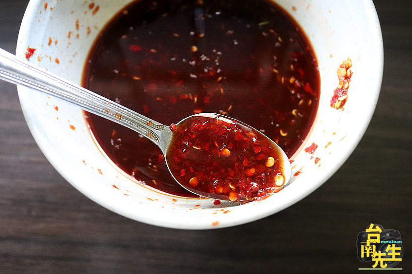 台南肉粿／無招牌無店名／只賣一樣飄香50多年／限量供應3小時不到就完售／經常一開店就排隊／在地老饕的私房早餐