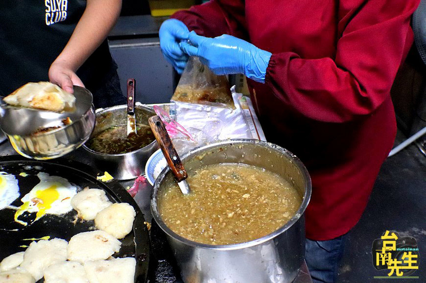 台南肉粿／無招牌無店名／只賣一樣飄香50多年／限量供應3小時不到就完售／經常一開店就排隊／在地老饕的私房早餐