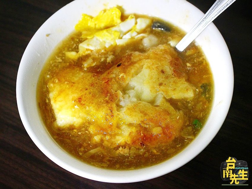 台南肉粿／無招牌無店名／只賣一樣飄香50多年／限量供應3小時不到就完售／經常一開店就排隊／在地老饕的私房早餐