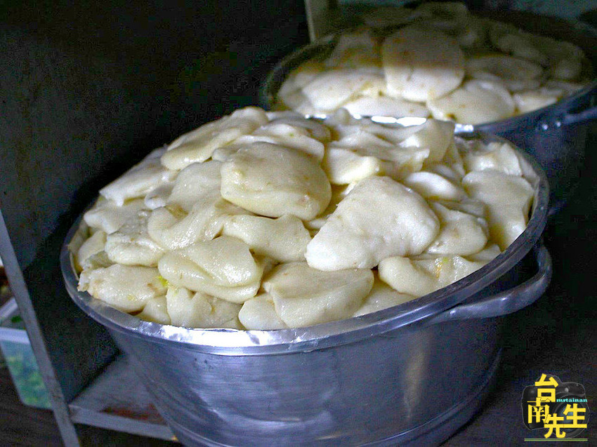 台南肉粿／無招牌無店名／只賣一樣飄香50多年／限量供應3小時不到就完售／經常一開店就排隊／在地老饕的私房早餐