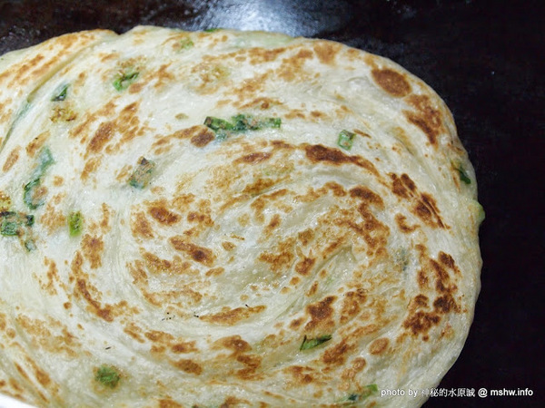 蟹老闆古早味手工蔥油餅：【食記】台北737巷蟹老闆古早味純手工蔥油餅.蔥抓餅@內湖MRT港墘站 : 鹹點甜味新登場~抓餅口感挑戰你的味蕾喲!