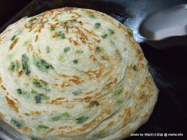 蟹老闆古早味手工蔥油餅：【食記】台北737巷蟹老闆古早味純手工蔥油餅.蔥抓餅@內湖MRT港墘站 : 鹹點甜味新登場~抓餅口感挑戰你的味蕾喲!