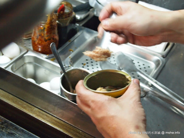 蟹老闆古早味手工蔥油餅：【食記】台北737巷蟹老闆古早味純手工蔥油餅.蔥抓餅@內湖MRT港墘站 : 鹹點甜味新登場~抓餅口感挑戰你的味蕾喲!