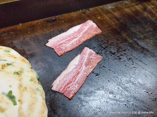 蟹老闆古早味手工蔥油餅：【食記】台北737巷蟹老闆古早味純手工蔥油餅.蔥抓餅@內湖MRT港墘站 : 鹹點甜味新登場~抓餅口感挑戰你的味蕾喲!