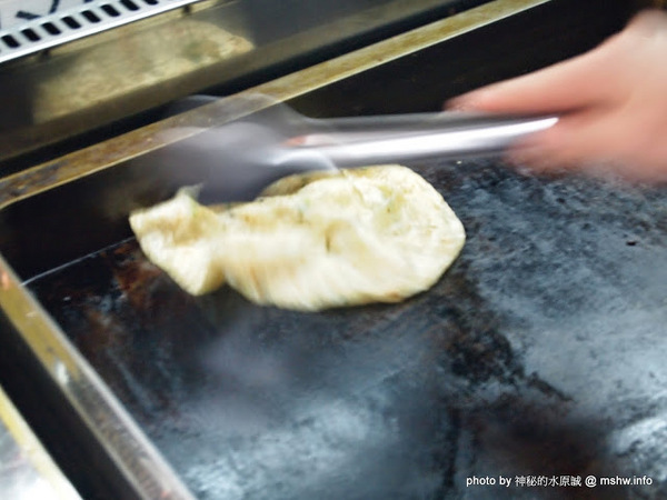 蟹老闆古早味手工蔥油餅：【食記】台北737巷蟹老闆古早味純手工蔥油餅.蔥抓餅@內湖MRT港墘站 : 鹹點甜味新登場~抓餅口感挑戰你的味蕾喲!