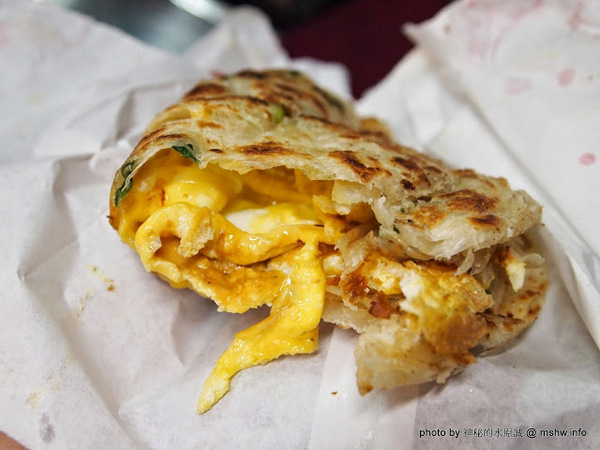 蟹老闆古早味手工蔥油餅：【食記】台北737巷蟹老闆古早味純手工蔥油餅.蔥抓餅@內湖MRT港墘站 : 鹹點甜味新登場~抓餅口感挑戰你的味蕾喲!