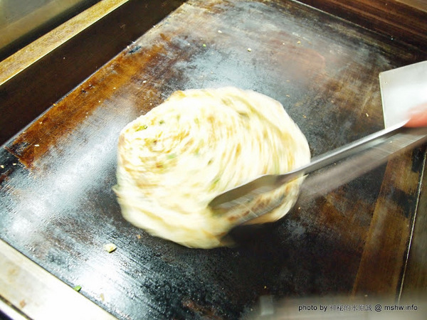 蟹老闆古早味手工蔥油餅：【食記】台北737巷蟹老闆古早味純手工蔥油餅.蔥抓餅@內湖MRT港墘站 : 鹹點甜味新登場~抓餅口感挑戰你的味蕾喲!