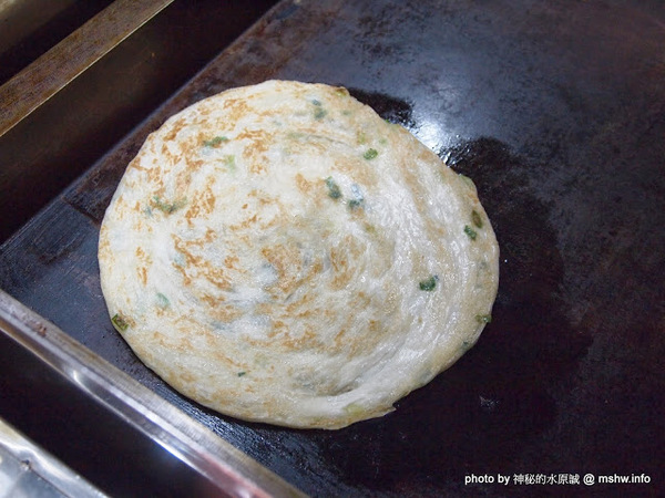 蟹老闆古早味手工蔥油餅：【食記】台北737巷蟹老闆古早味純手工蔥油餅.蔥抓餅@內湖MRT港墘站 : 鹹點甜味新登場~抓餅口感挑戰你的味蕾喲!