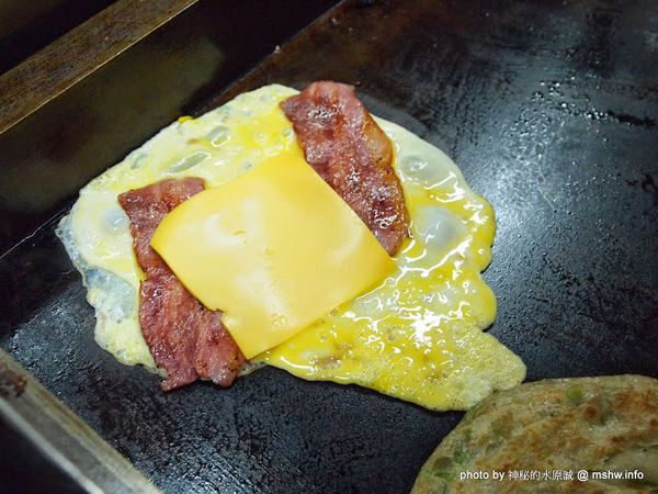 蟹老闆古早味手工蔥油餅：【食記】台北737巷蟹老闆古早味純手工蔥油餅.蔥抓餅@內湖MRT港墘站 : 鹹點甜味新登場~抓餅口感挑戰你的味蕾喲!