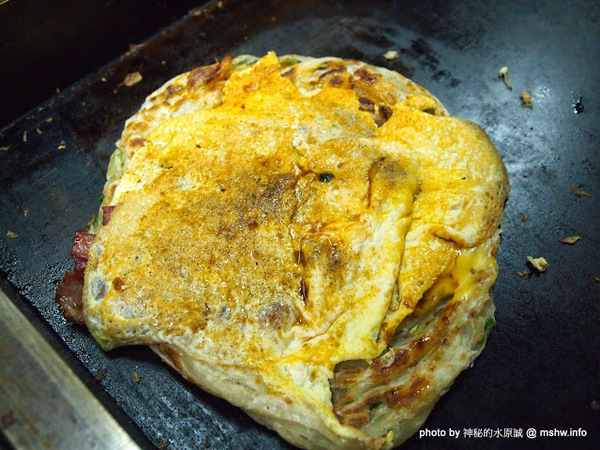 蟹老闆古早味手工蔥油餅：【食記】台北737巷蟹老闆古早味純手工蔥油餅.蔥抓餅@內湖MRT港墘站 : 鹹點甜味新登場~抓餅口感挑戰你的味蕾喲!