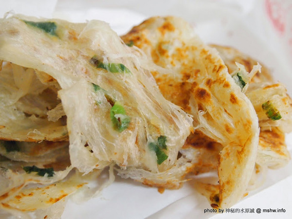 蟹老闆古早味手工蔥油餅：【食記】台北737巷蟹老闆古早味純手工蔥油餅.蔥抓餅@內湖MRT港墘站 : 鹹點甜味新登場~抓餅口感挑戰你的味蕾喲!