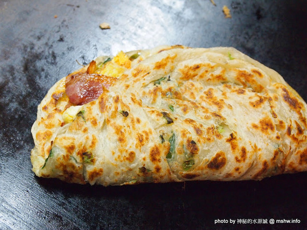 蟹老闆古早味手工蔥油餅：【食記】台北737巷蟹老闆古早味純手工蔥油餅.蔥抓餅@內湖MRT港墘站 : 鹹點甜味新登場~抓餅口感挑戰你的味蕾喲!