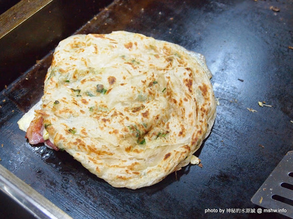 蟹老闆古早味手工蔥油餅：【食記】台北737巷蟹老闆古早味純手工蔥油餅.蔥抓餅@內湖MRT港墘站 : 鹹點甜味新登場~抓餅口感挑戰你的味蕾喲!