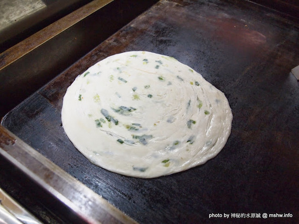 蟹老闆古早味手工蔥油餅：【食記】台北737巷蟹老闆古早味純手工蔥油餅.蔥抓餅@內湖MRT港墘站 : 鹹點甜味新登場~抓餅口感挑戰你的味蕾喲!