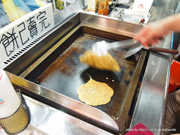 蟹老闆古早味手工蔥油餅：【食記】台北737巷蟹老闆古早味純手工蔥油餅.蔥抓餅@內湖MRT港墘站 : 鹹點甜味新登場~抓餅口感挑戰你的味蕾喲!