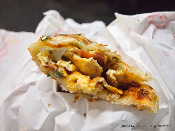 蟹老闆古早味手工蔥油餅：【食記】台北737巷蟹老闆古早味純手工蔥油餅.蔥抓餅@內湖MRT港墘站 : 鹹點甜味新登場~抓餅口感挑戰你的味蕾喲!