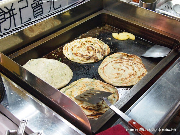 蟹老闆古早味手工蔥油餅：【食記】台北737巷蟹老闆古早味純手工蔥油餅.蔥抓餅@內湖MRT港墘站 : 鹹點甜味新登場~抓餅口感挑戰你的味蕾喲!