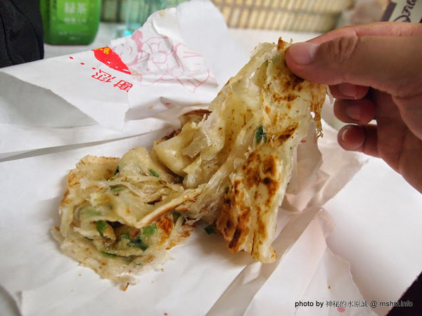 蟹老闆古早味手工蔥油餅：【食記】台北737巷蟹老闆古早味純手工蔥油餅.蔥抓餅@內湖MRT港墘站 : 鹹點甜味新登場~抓餅口感挑戰你的味蕾喲!