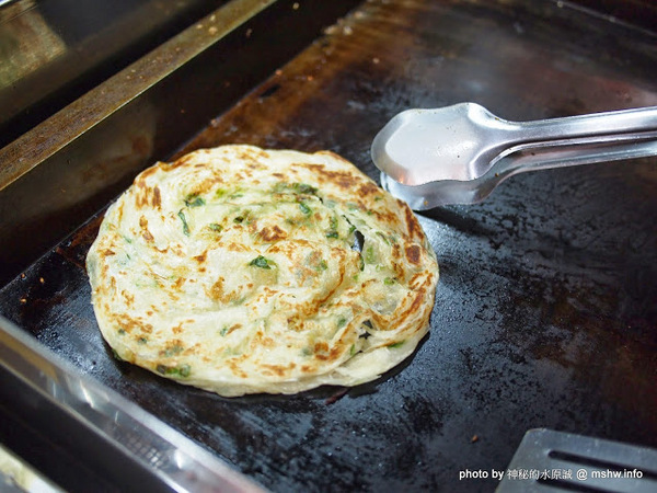 蟹老闆古早味手工蔥油餅：【食記】台北737巷蟹老闆古早味純手工蔥油餅.蔥抓餅@內湖MRT港墘站 : 鹹點甜味新登場~抓餅口感挑戰你的味蕾喲!