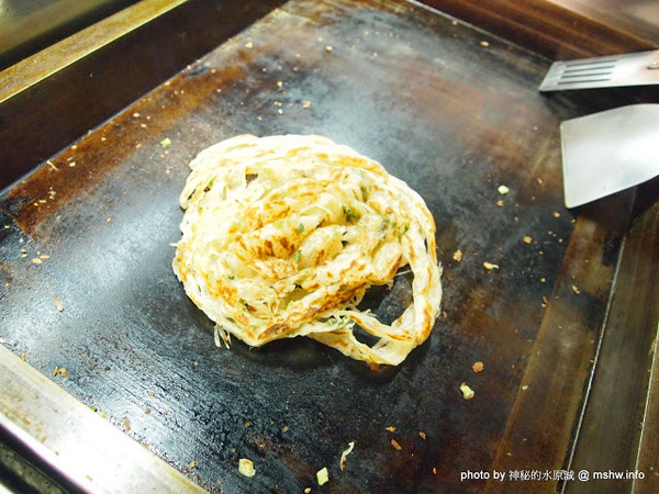 蟹老闆古早味手工蔥油餅：【食記】台北737巷蟹老闆古早味純手工蔥油餅.蔥抓餅@內湖MRT港墘站 : 鹹點甜味新登場~抓餅口感挑戰你的味蕾喲!