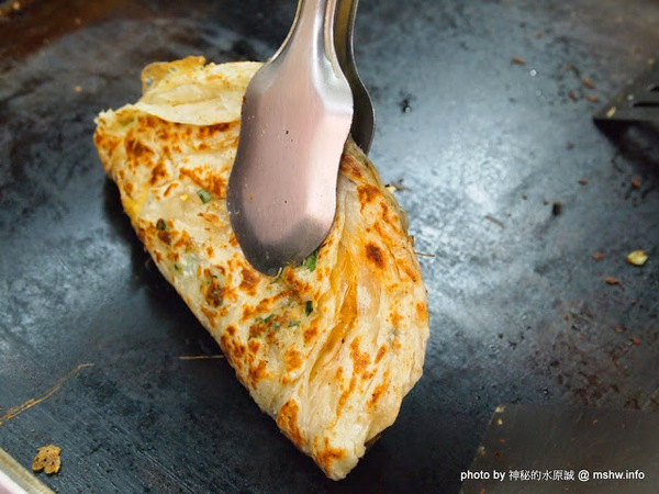 蟹老闆古早味手工蔥油餅：【食記】台北737巷蟹老闆古早味純手工蔥油餅.蔥抓餅@內湖MRT港墘站 : 鹹點甜味新登場~抓餅口感挑戰你的味蕾喲!
