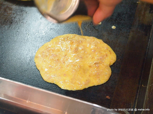 蟹老闆古早味手工蔥油餅：【食記】台北737巷蟹老闆古早味純手工蔥油餅.蔥抓餅@內湖MRT港墘站 : 鹹點甜味新登場~抓餅口感挑戰你的味蕾喲!