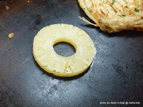 蟹老闆古早味手工蔥油餅：【食記】台北737巷蟹老闆古早味純手工蔥油餅.蔥抓餅@內湖MRT港墘站 : 鹹點甜味新登場~抓餅口感挑戰你的味蕾喲!