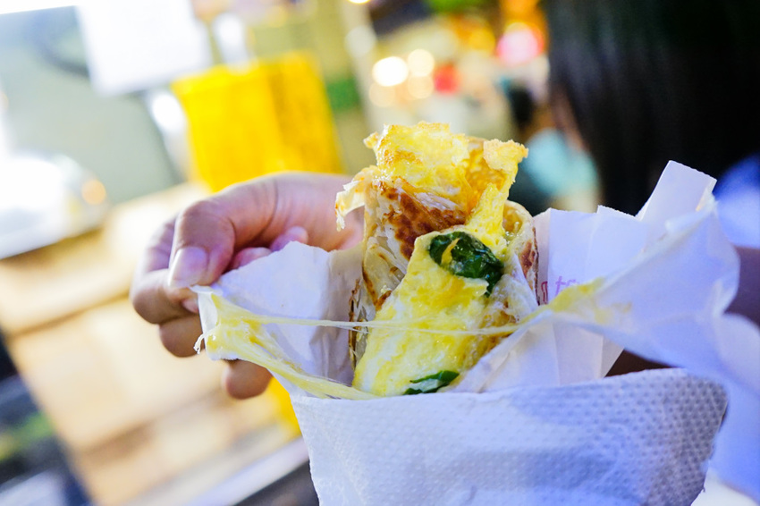 台北｜蟹老闆古早味手工蔥油餅 王子麵、巧克力珍珠創意蔥油餅 內湖737巷美食推薦！