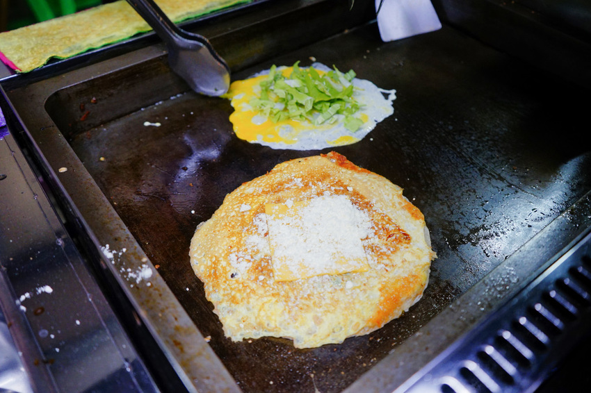 台北｜蟹老闆古早味手工蔥油餅 王子麵、巧克力珍珠創意蔥油餅 內湖737巷美食推薦！