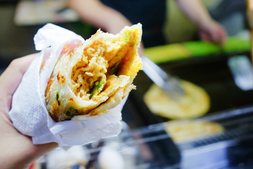 台北｜蟹老闆古早味手工蔥油餅 王子麵、巧克力珍珠創意蔥油餅 內湖737巷美食推薦！