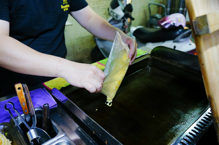 台北｜蟹老闆古早味手工蔥油餅 王子麵、巧克力珍珠創意蔥油餅 內湖737巷美食推薦！
