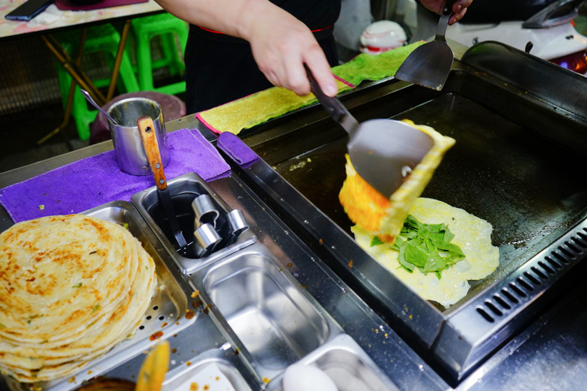 台北｜蟹老闆古早味手工蔥油餅 王子麵、巧克力珍珠創意蔥油餅 內湖737巷美食推薦！