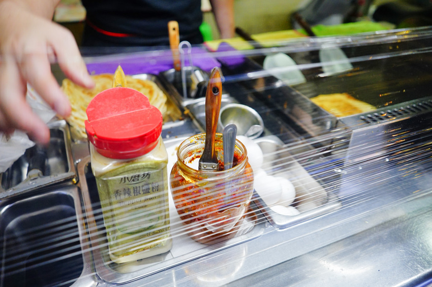 台北｜蟹老闆古早味手工蔥油餅 王子麵、巧克力珍珠創意蔥油餅 內湖737巷美食推薦！