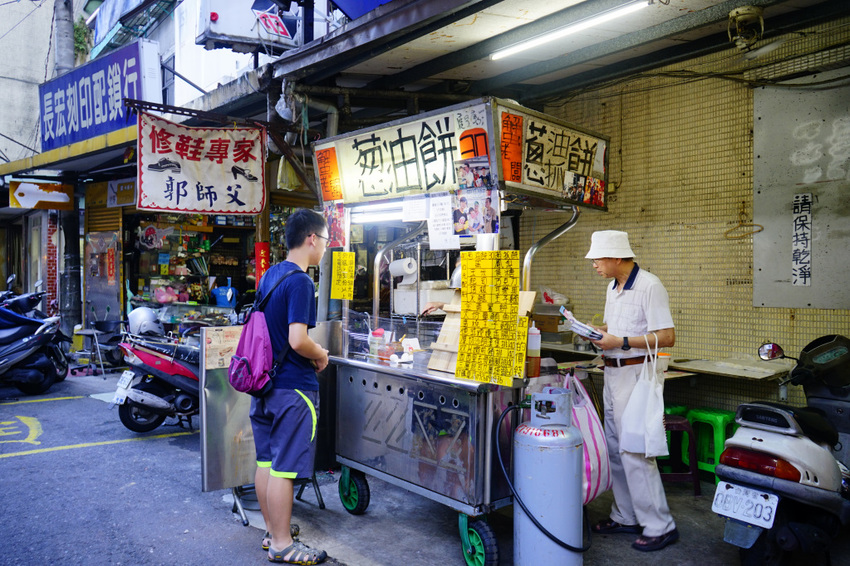 台北｜蟹老闆古早味手工蔥油餅 王子麵、巧克力珍珠創意蔥油餅 內湖737巷美食推薦！