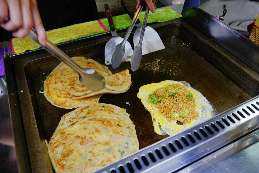 台北｜蟹老闆古早味手工蔥油餅 王子麵、巧克力珍珠創意蔥油餅 內湖737巷美食推薦！