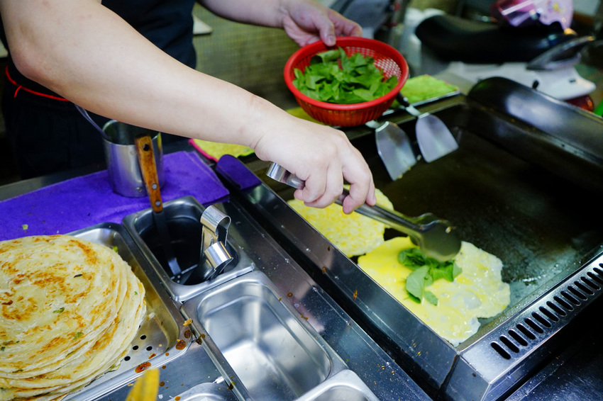 台北｜蟹老闆古早味手工蔥油餅 王子麵、巧克力珍珠創意蔥油餅 內湖737巷美食推薦！