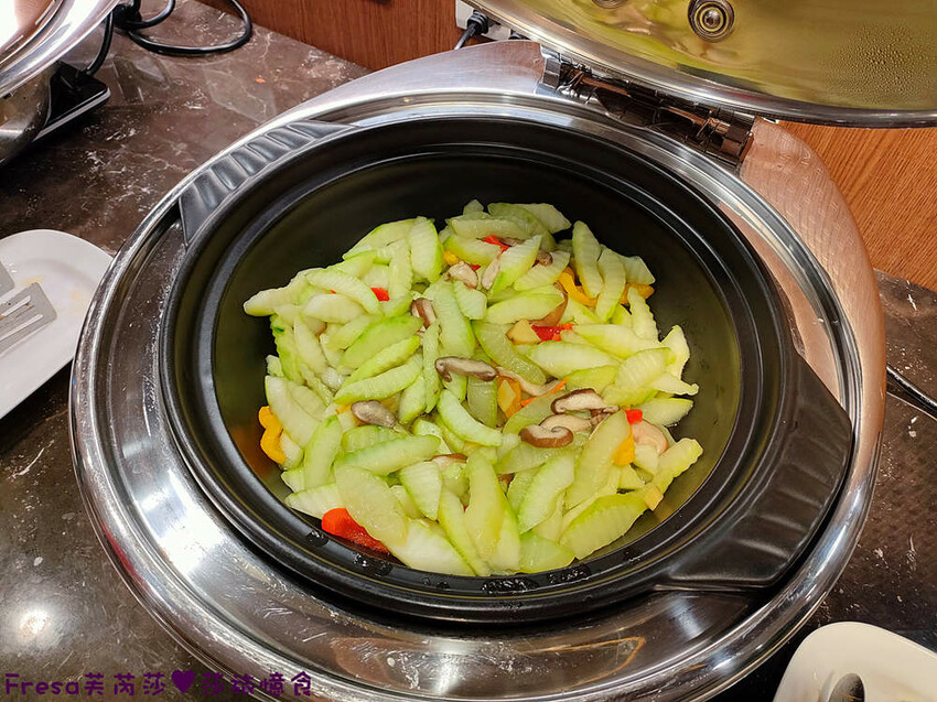 彰化飯店【康橋商旅】舒適敞亮家庭房型.午茶點心豐盛早餐ＣＰ值高│樓下逛菜市場超熱鬧│員林火車站│彰化員林