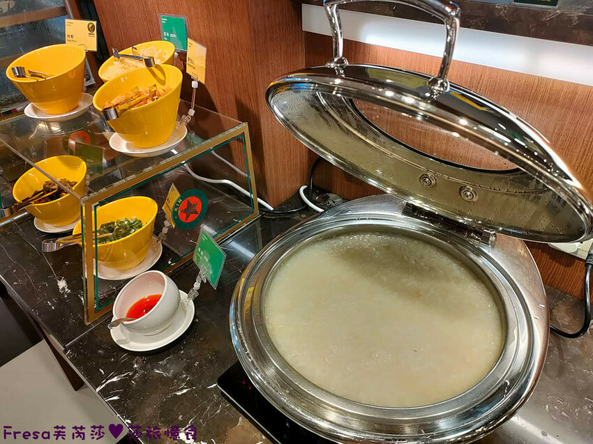 彰化飯店【康橋商旅】舒適敞亮家庭房型.午茶點心豐盛早餐ＣＰ值高│樓下逛菜市場超熱鬧│員林火車站│彰化員林