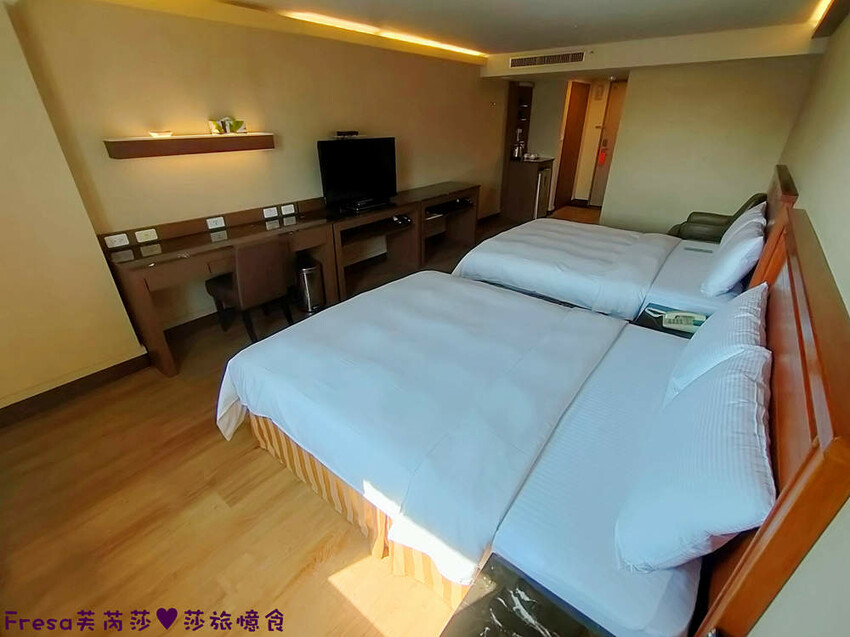 彰化飯店【康橋商旅】舒適敞亮家庭房型.午茶點心豐盛早餐ＣＰ值高│樓下逛菜市場超熱鬧│員林火車站│彰化員林